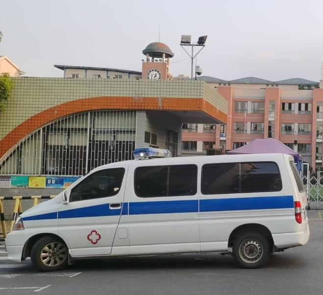 高港救护车出租护送骨折病人一公里多少钱